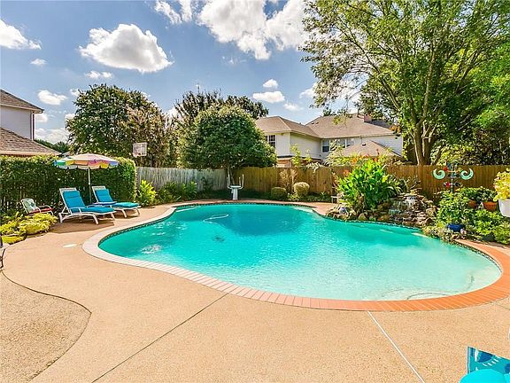 3rd image of 6821 Savannah Ln
