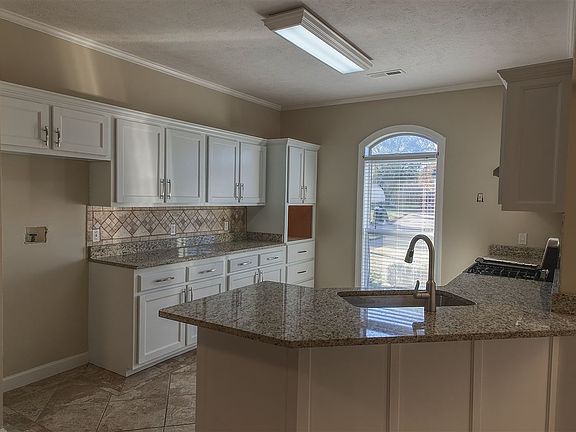 4th image of 408 Largo Dr