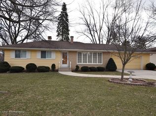 911 Diane Ave, Elgin, IL 60123