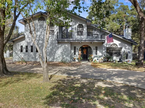 104 N Hickory Ln, Columbus, TX 78934