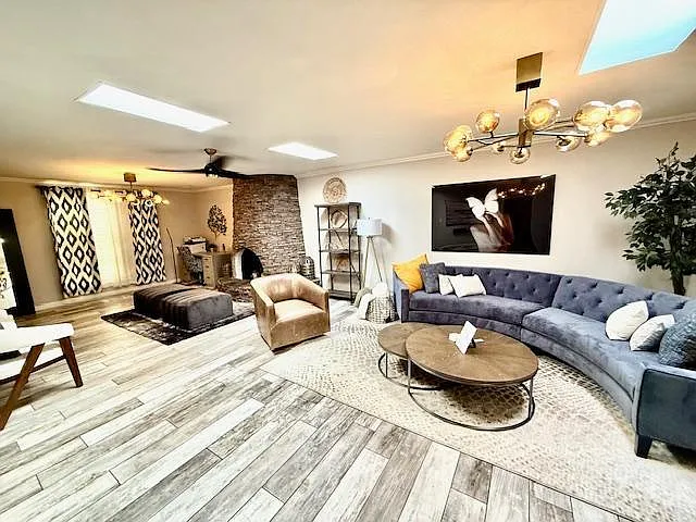 2 bed, 2.0 bath, 1840 sqft, $4,500 — Photo 3