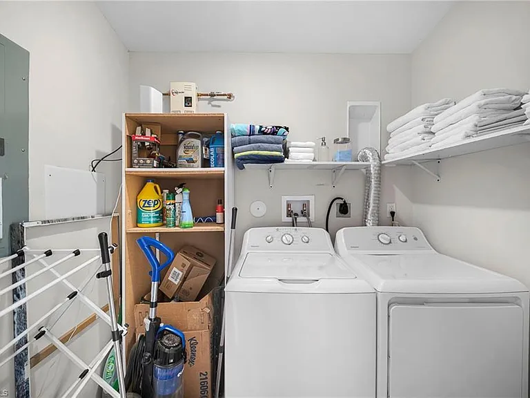 3260 Woodside Ave — Photo 22