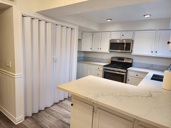 3rd image of 6840 Balboa Blvd APT 506