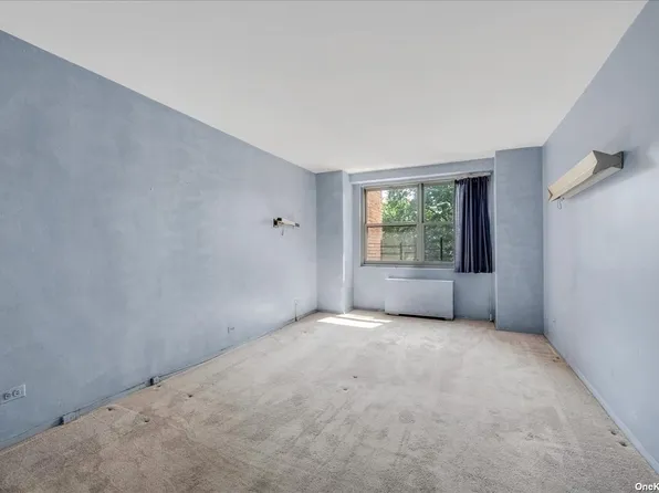 61-20 Grand Central Parkway image 14 of 23