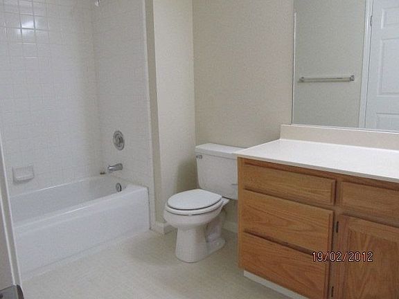 Large bathroom w Tub/Shower