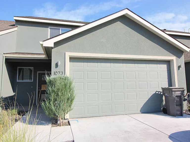 1073 S Cedar Pl — Photo 1