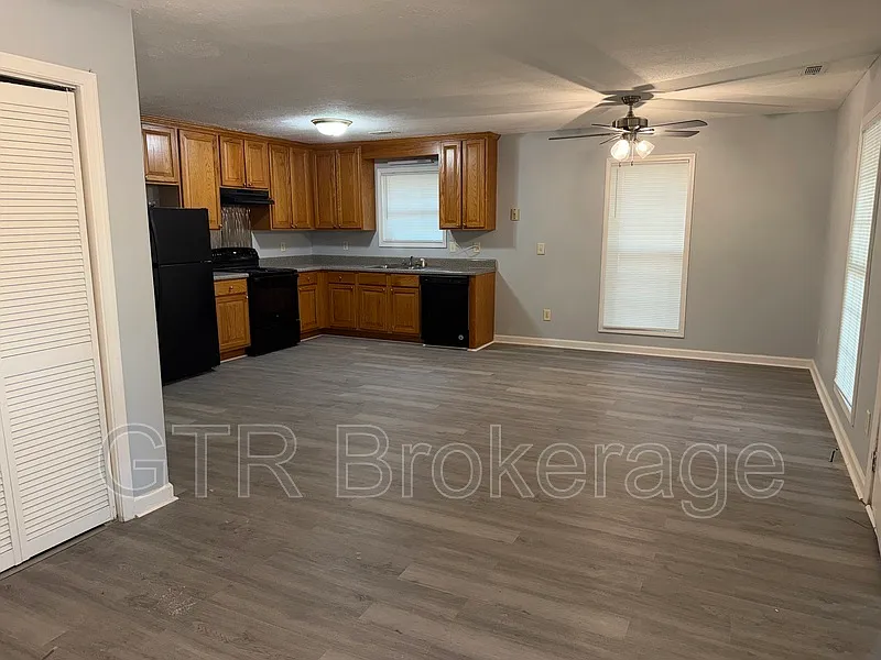 3 bed, 2.0 bath, 1329 sqft, $1,900 — Photo 3