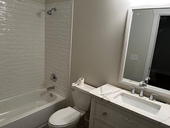 ensuite bath #1 with storage alcove