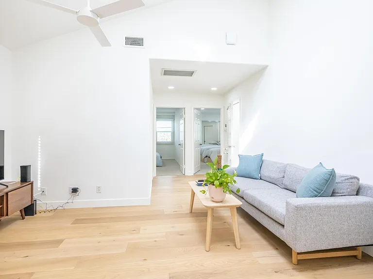 147 N Loreta Walk — Photo 21