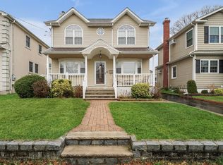 135 Devon Rd, Albertson, NY 11507