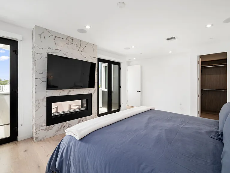 2435 S Penmar Ave — Photo 16