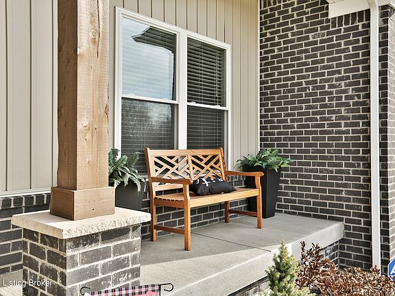 4th image of 52 Roosevelt Ct
