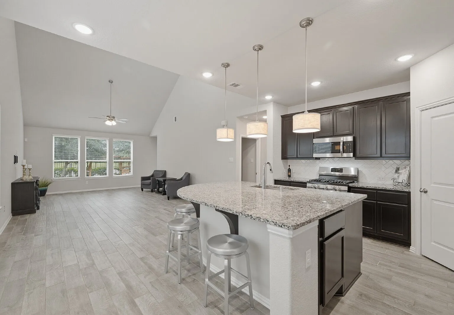 4 bed, 2.5 bath, 2258 sqft, $3,300 — Photo 4