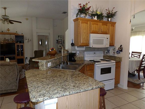 4th image of 718 Gainsboro St