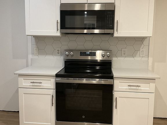 Kitchen appliance - stove/microwave