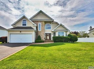 4 Clover Meadow Ct, Holtsville, NY 11742