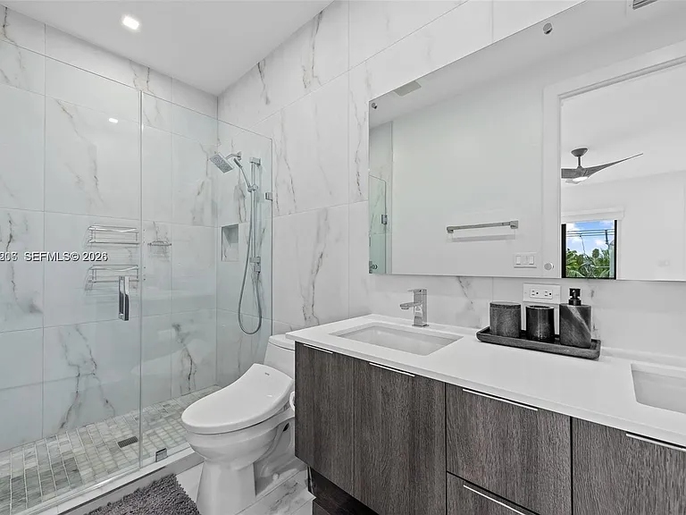1056 N Victoria Park Rd — Photo 15