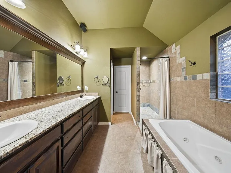 2425 Glenmere Dr — Photo 22