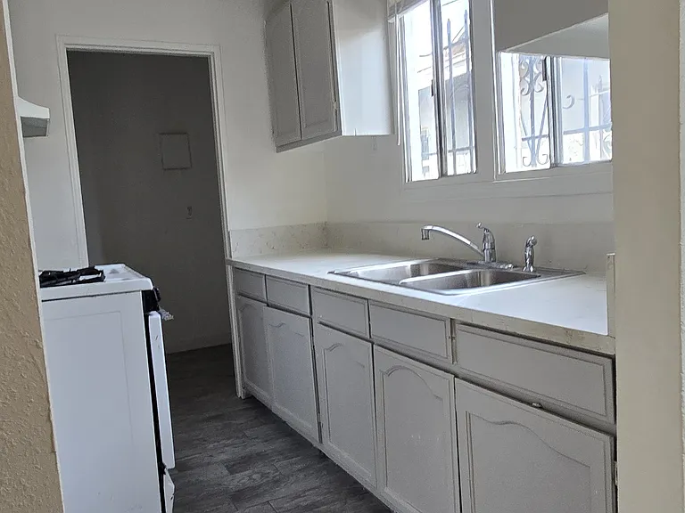 865 W 84th St — Photo 3