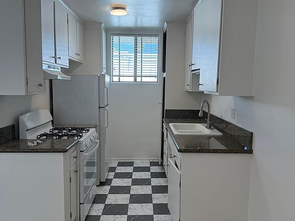 3rd image of 952 Maltman Ave #10