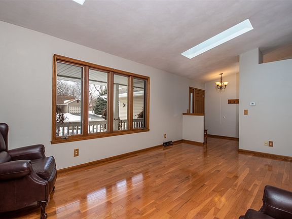 4th image of 804 Marquette Dr SW