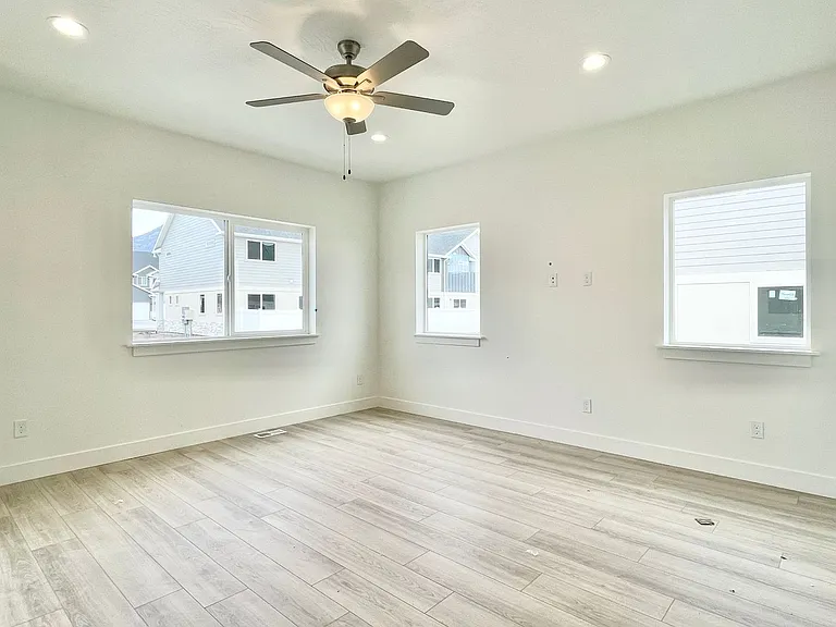 899 E Pacific Dr — Photo 3