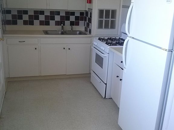 2nd image of 2910 Van Buren Ave