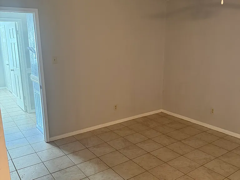 2421 Maxwell Ln — Photo 5