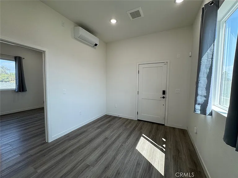 209 1/2 N Serrano Ave — Photo 7