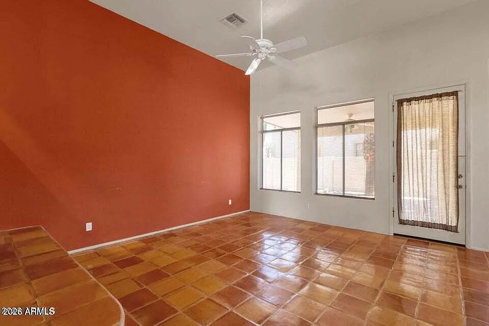3 bed, 2.5 bath, 2327 sqft, $3,000 — Photo 4