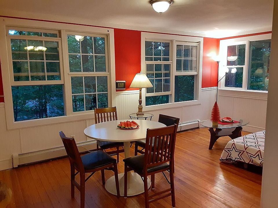 WHITE-RED DINING ROOM 