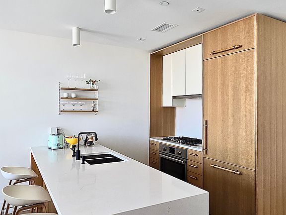 5th image of 2218 Jackson Ave #622