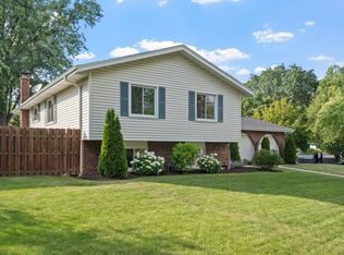 1133 Huntleigh Dr, Naperville, IL 60540