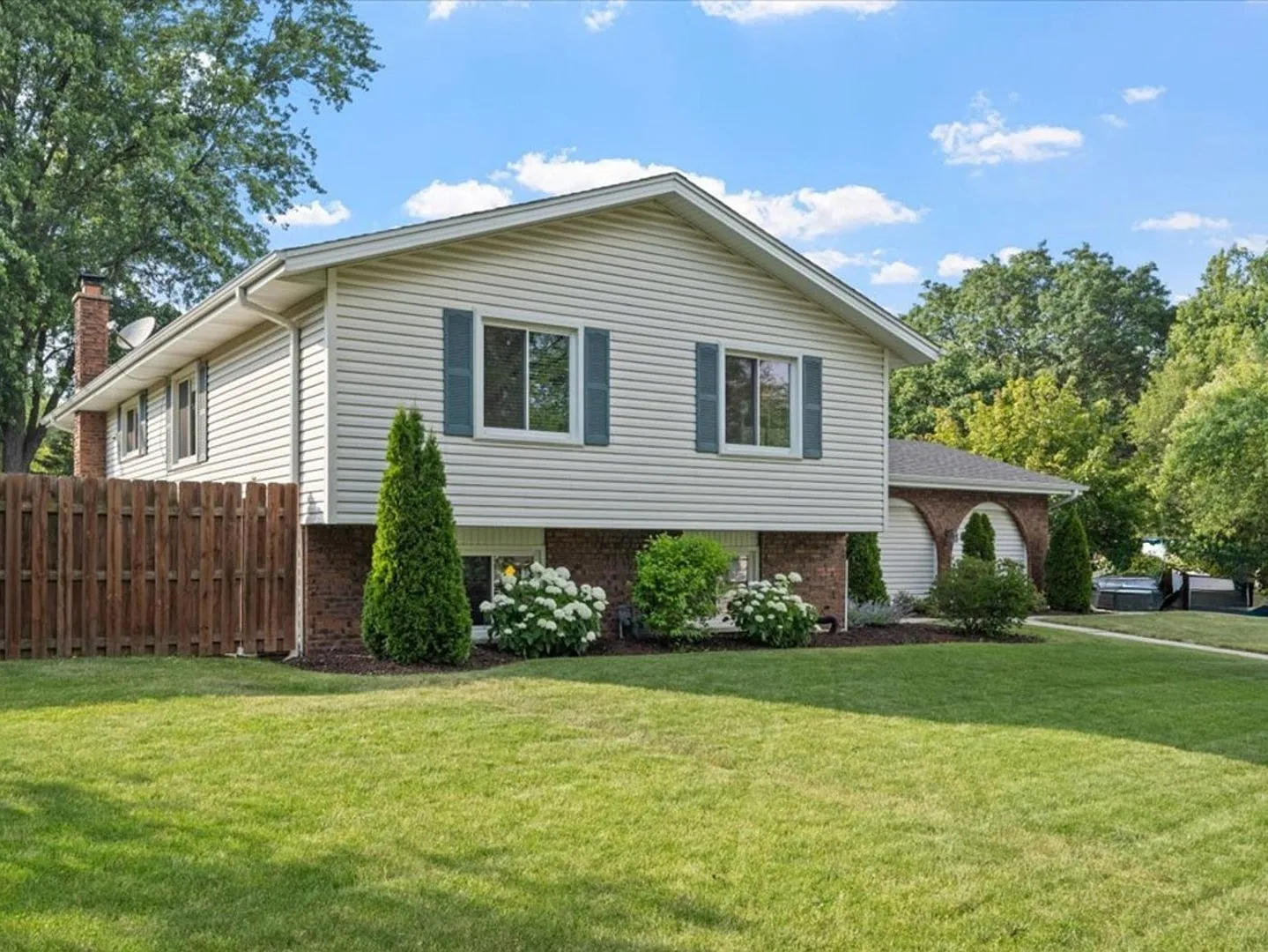 1133 Huntleigh Dr photo 1