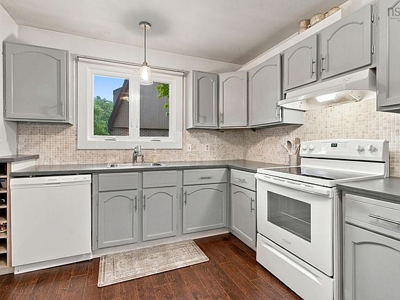 5th image of 14 Hanover Ct