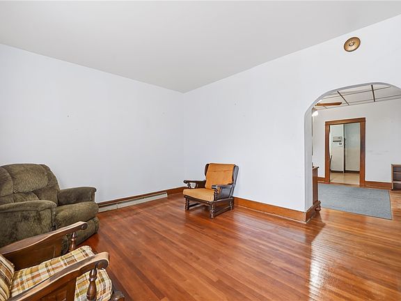 5th image of 464 Logan Ave