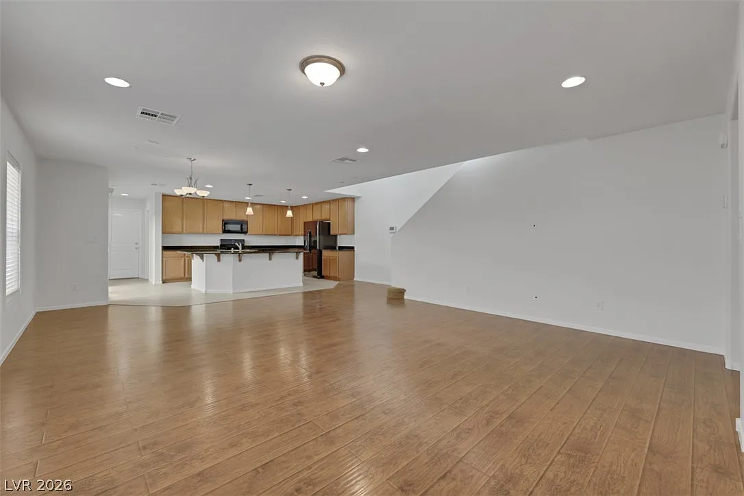 4 bed, 3.0 bath, 2364 sqft, $2,400 — Photo 2