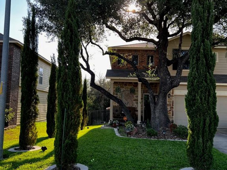 1st image of 815 Oakwood Way