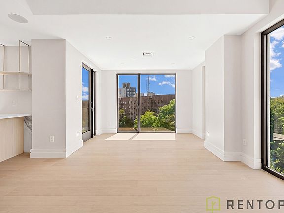 5th image of 960 Franklin Ave #230