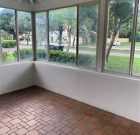 2nd image of 401 SE 18th St APT 1