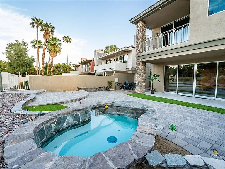 980 Vegas Valley Dr — Photo 35