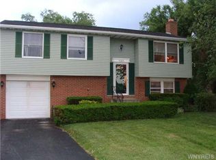 5305 Greenview Dr, Lockport, NY 14094
