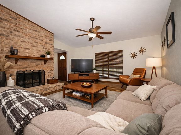 3rd image of 912 Lockhart Dr