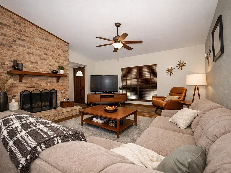 912 Lockhart Dr — Photo 4