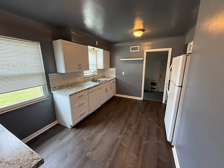 22420 Lilac St — Photo 5