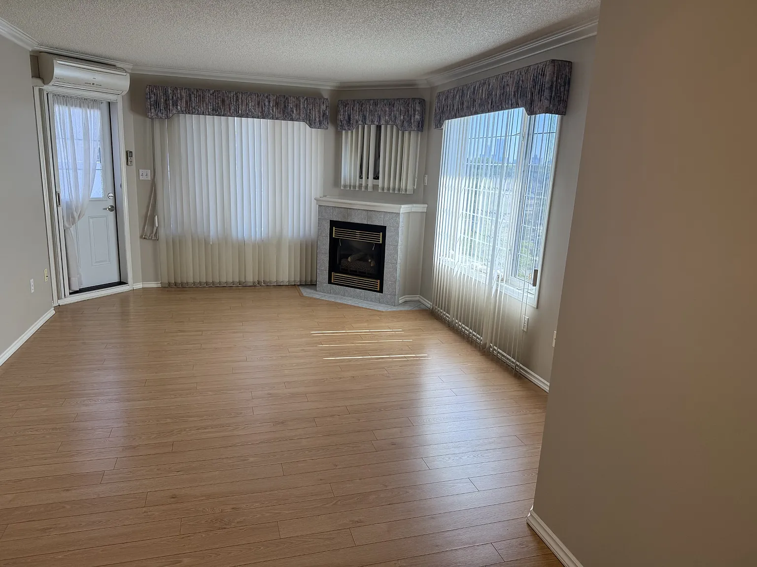Adult building 50 + Corner Unit with Air Conditioning & In floor heating!! California Manor — Photo 4