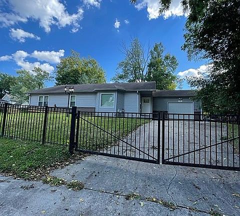 3rd image of 4040 Rookwood Ave