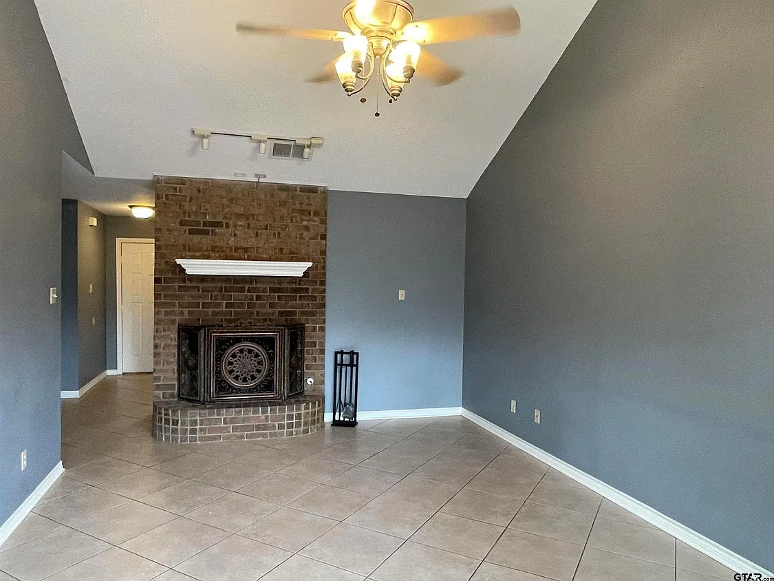 2 bed, 1132 sqft, $1,675 — Photo 3