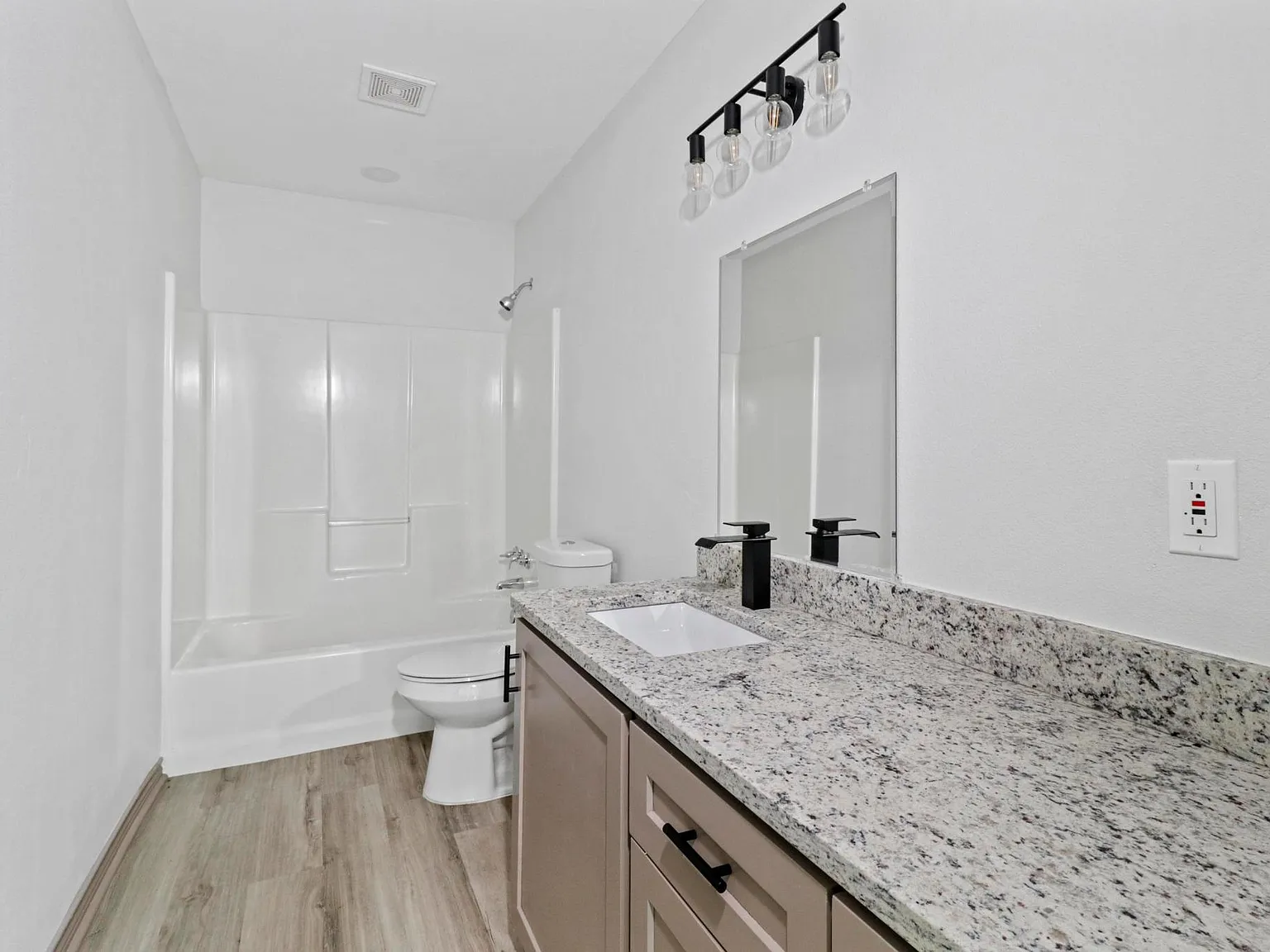 3 bed, 1296 sqft, $1,495 — Photo 4