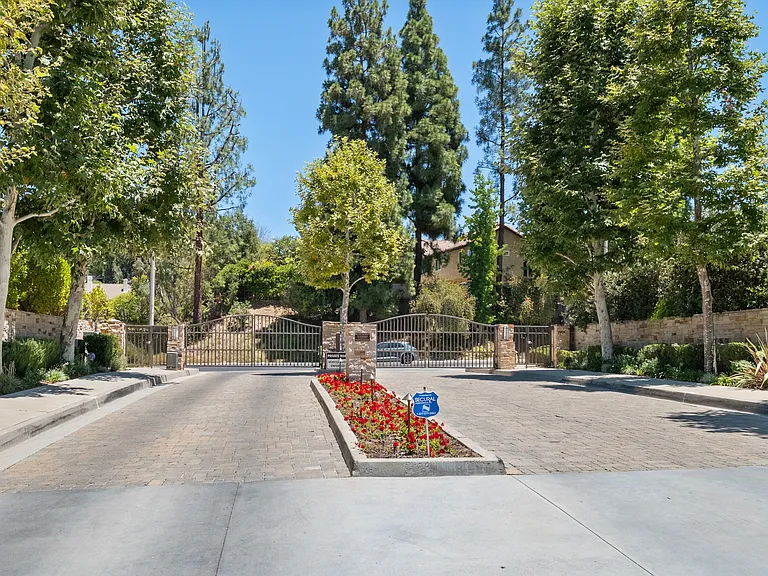 4215 Balcony Dr — Photo 52